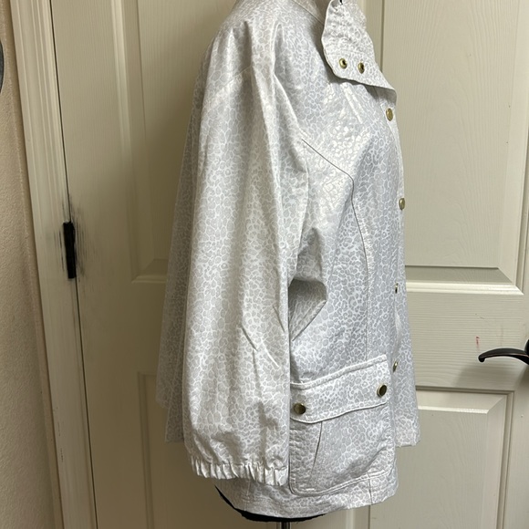 Zenergy by Chico’s Size 3 White and Silver Gray jacket with pockets - Picture 9 of 13
